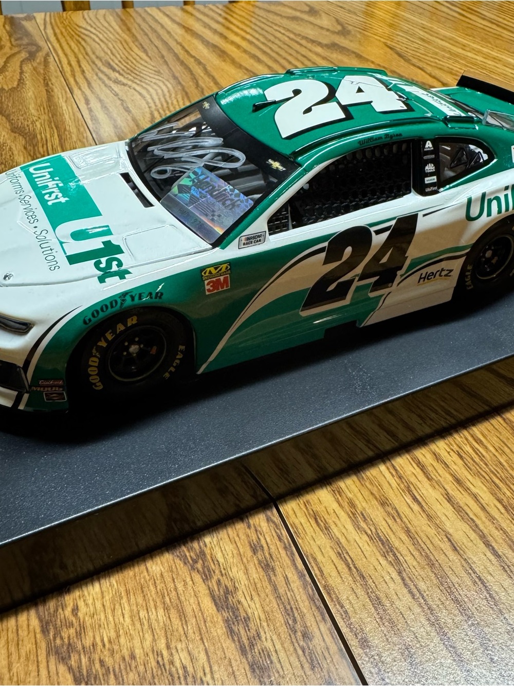 William Byron Signed 1:24 NASCAR Diecast - Picture 3 of 9